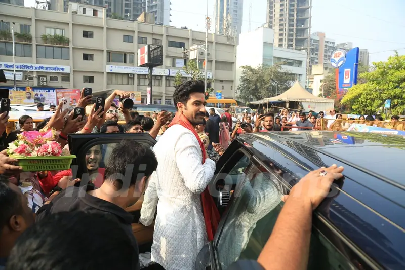  Vicky Kaushal snapped at Siddhivinayak Temple
