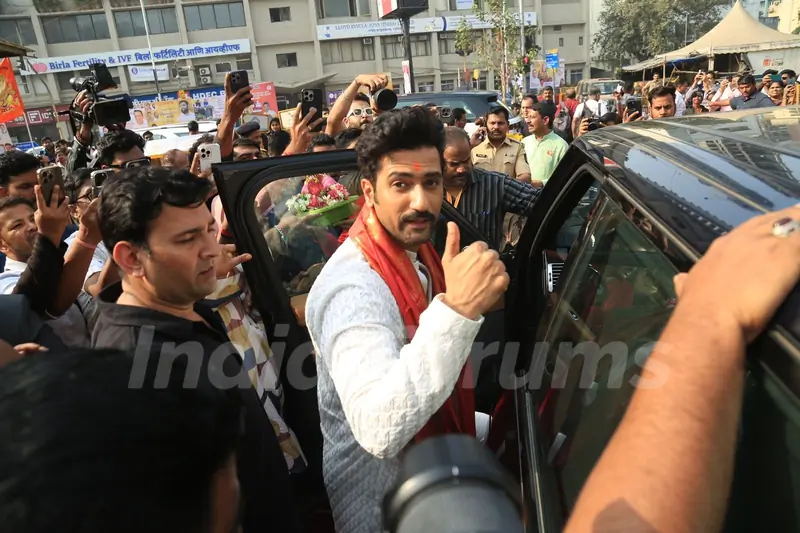  Vicky Kaushal snapped at Siddhivinayak Temple