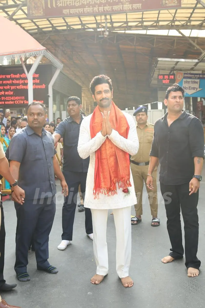  Vicky Kaushal snapped at Siddhivinayak Temple