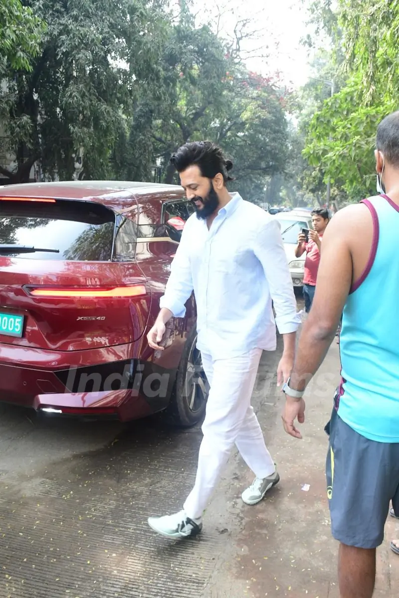  Riteish Deshmukh snapped in the city 