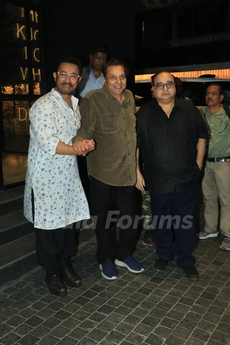 Aamir Khan, Dharmendra and Rajkumar Santoshi snapped at the special screening of Loveyapa