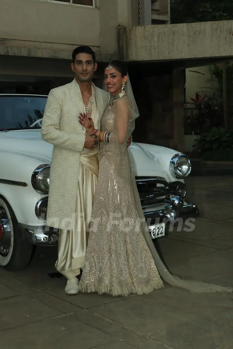 Prateik Babbar and Priya Banerjee pose for paps after the wedding
