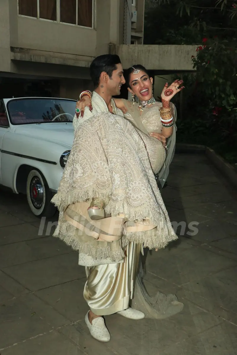 Prateik Babbar and Priya Banerjee pose for paps after the wedding