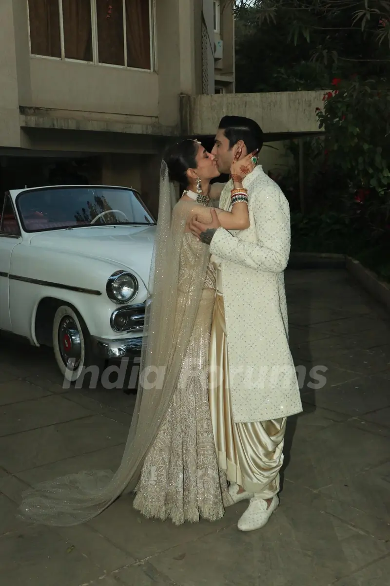 Prateik Babbar and Priya Banerjee pose for paps after the wedding