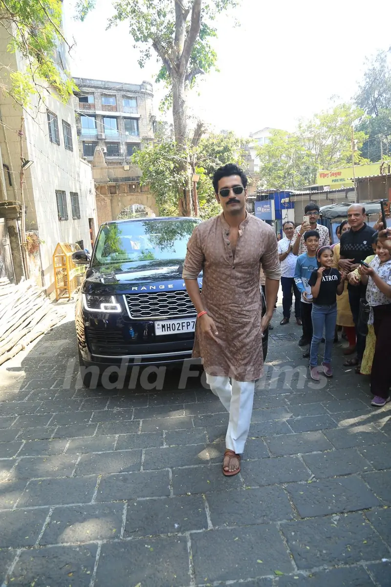 Vicky Kaushal snapped at Babulnath Mahadev Temple