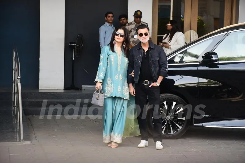 Sanjay Kapoor and Maheep Kapoor snapped at Kalina Airport