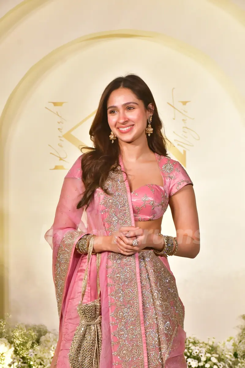 Pashmina Roshan grace Ashutosh Gowariker and Sunita Gowariker’s son wedding reception