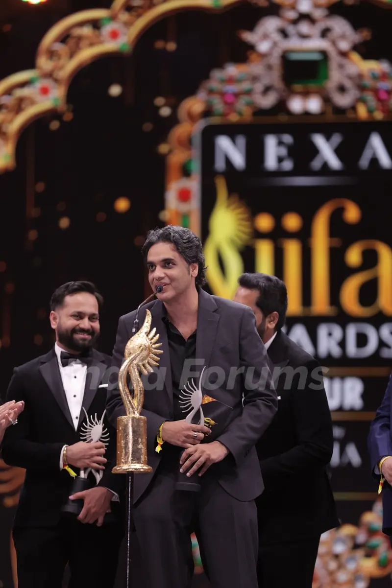 Aditya Dhar, Aditya Suhas Jambhale and Monal Thaakar, win the award for Dialogues at the NEXA IIFA Awards 2025.