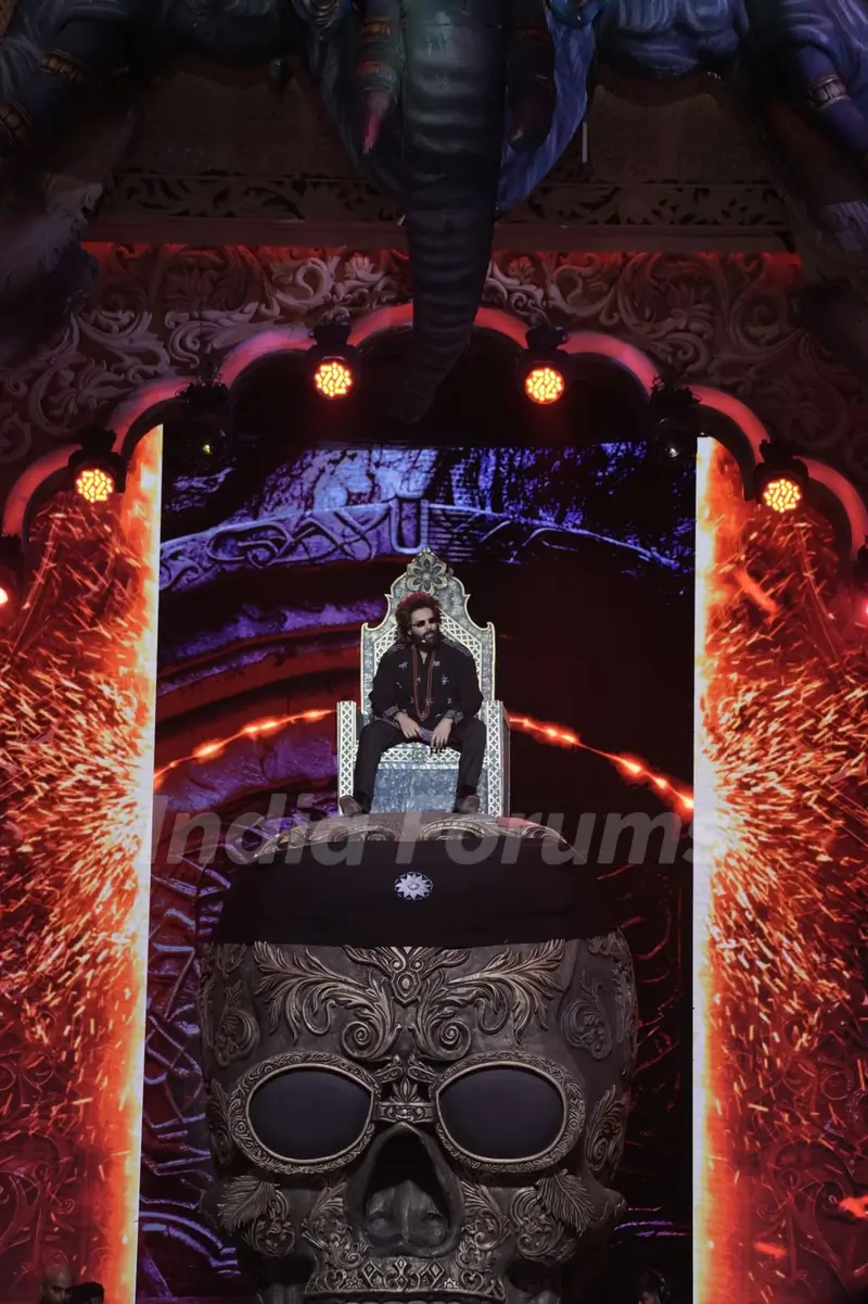 Kartik Aaryan performs at the IIFA Awards 2025