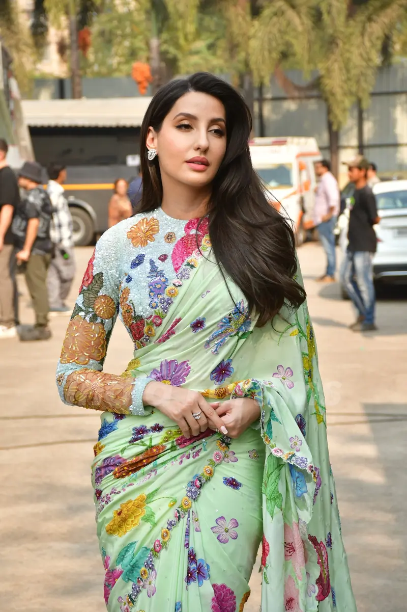 Nora Fatehi snapped promoting her upcoming film 'Be happy' on the sets of Indian idol
