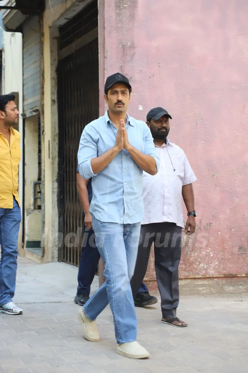 Vicky Kaushal and others attend Deb Mukherjee’s prayer meet