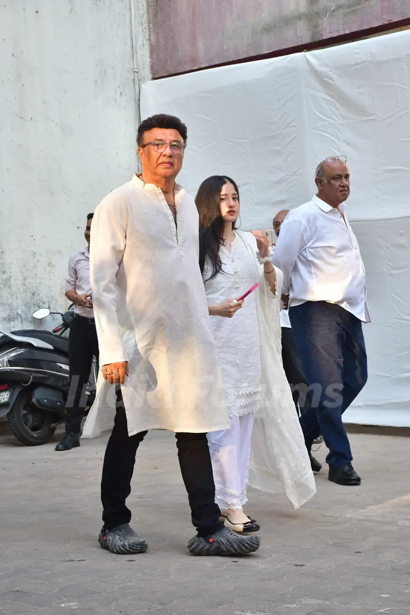 Anu Malik and others attend Deb Mukherjee’s prayer meet