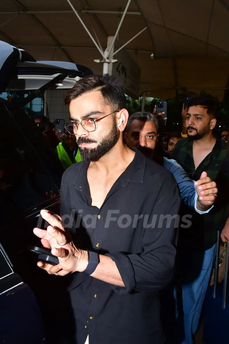 Virat Kholi snapped at the Mumbai airport 