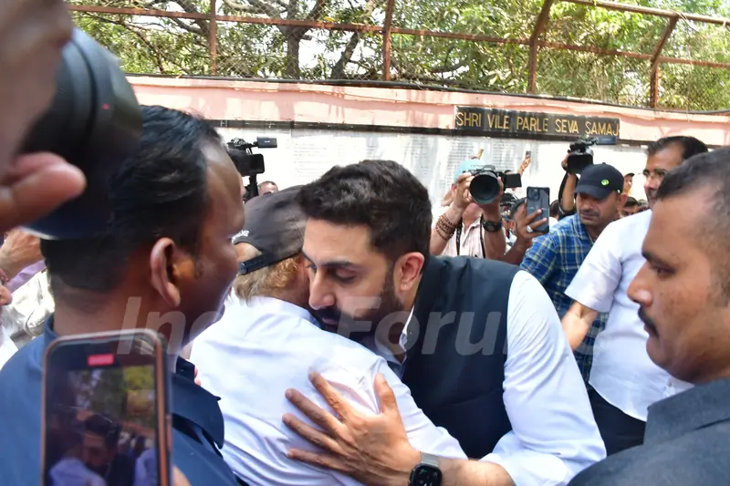 Abhishek Bachchan and Salim Khan attend Manoj Kumar's funeral