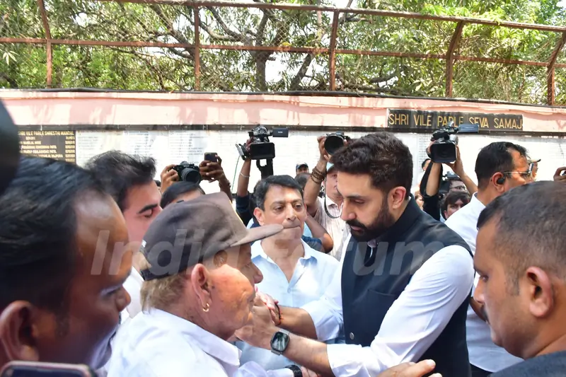 Abhishek Bachchan and Salim Khan attend Manoj Kumar's funeral