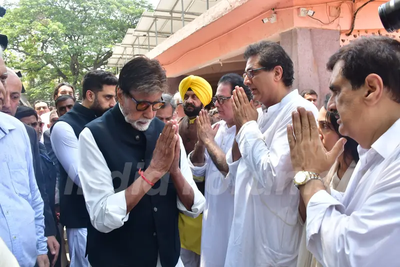 Amitabh Bachchan attend Manoj Kumar's funeral