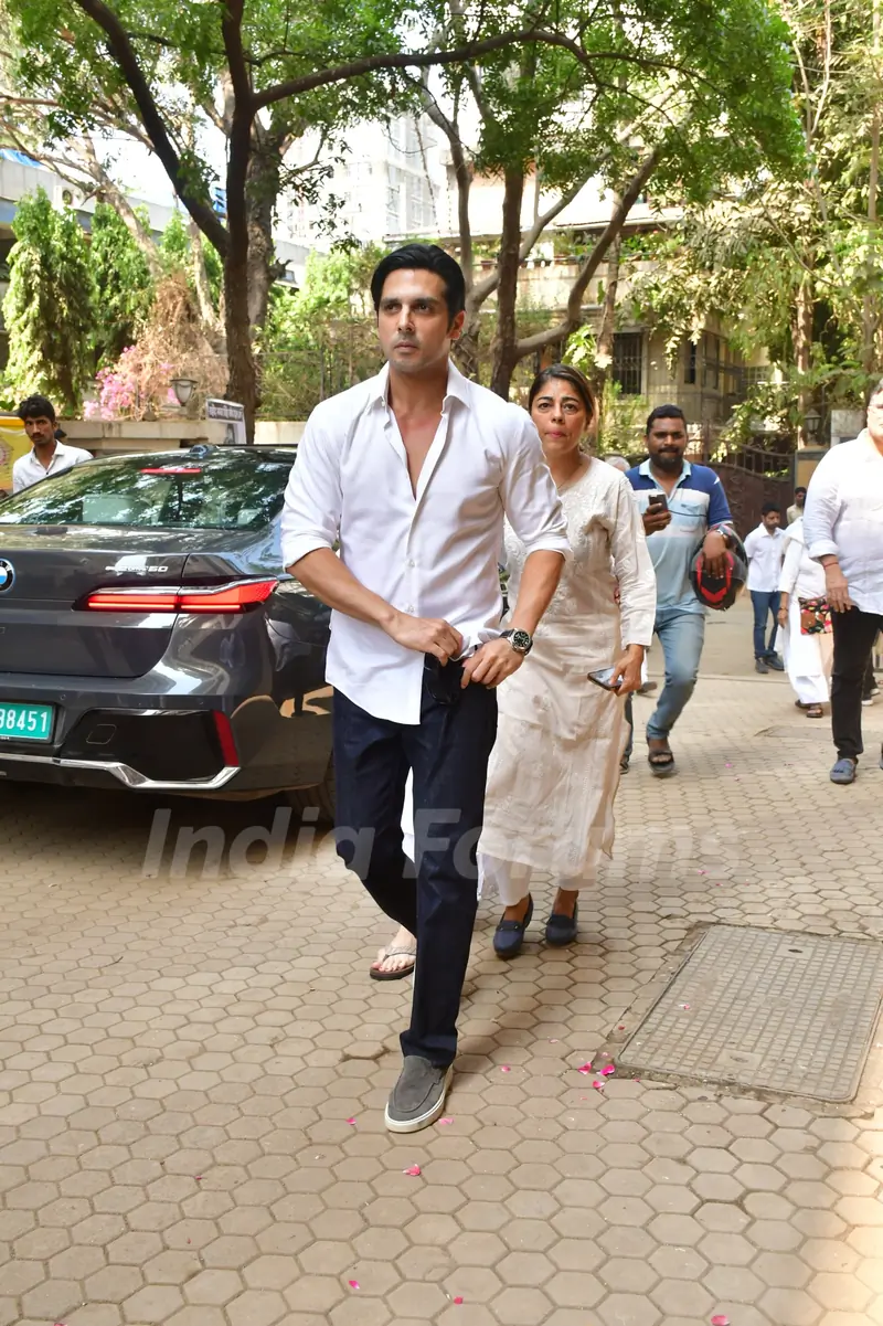 Zayed Khan attends Manoj Kumar's funeral