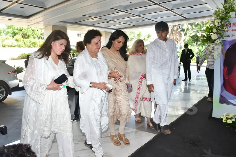 Celebrities attend Manoj Kumar's prayer meet