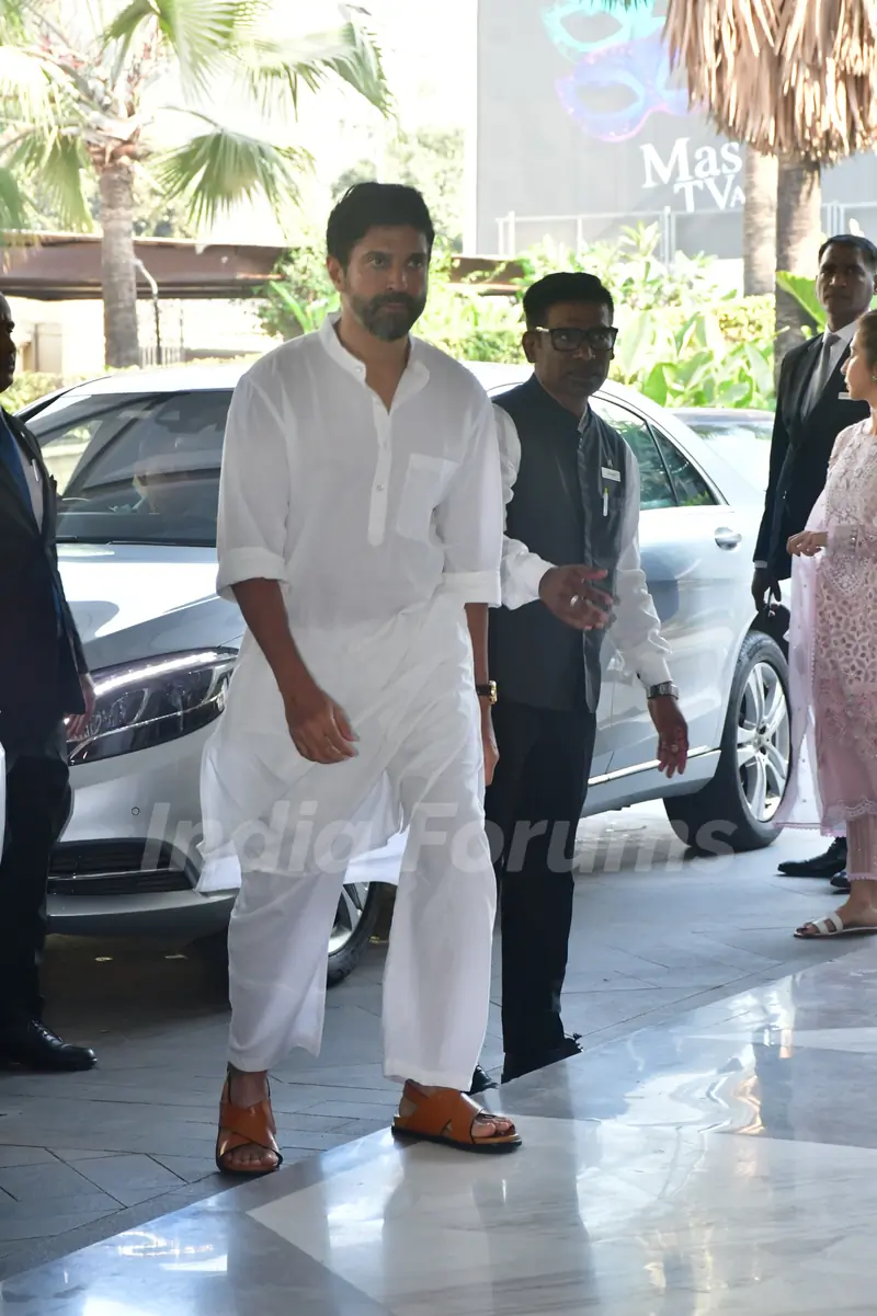 Farhan Akhtar attends Manoj Kumar's prayer meet