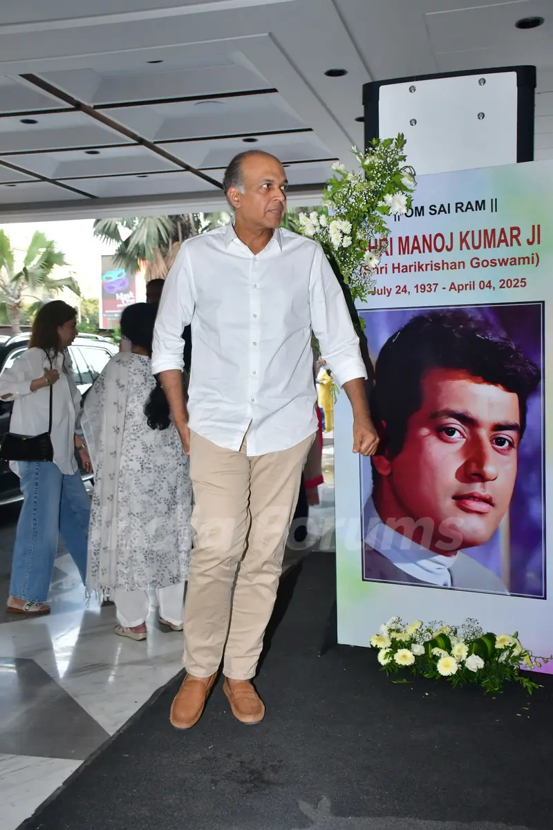 Ashutosh Gowariker attends Manoj Kumar's prayer meet
