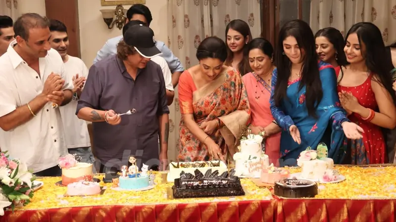 Rupali Ganguly snapped celebrating her birthday on the sets of 'Anupamaa'