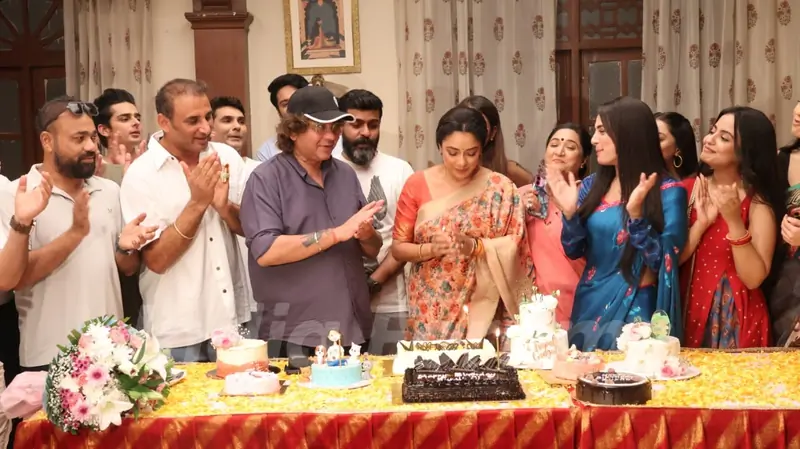 Rupali Ganguly snapped celebrating her birthday on the sets of 'Anupamaa'