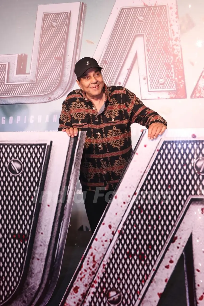 Dharmendra  grace the premiere of 'Jaat'