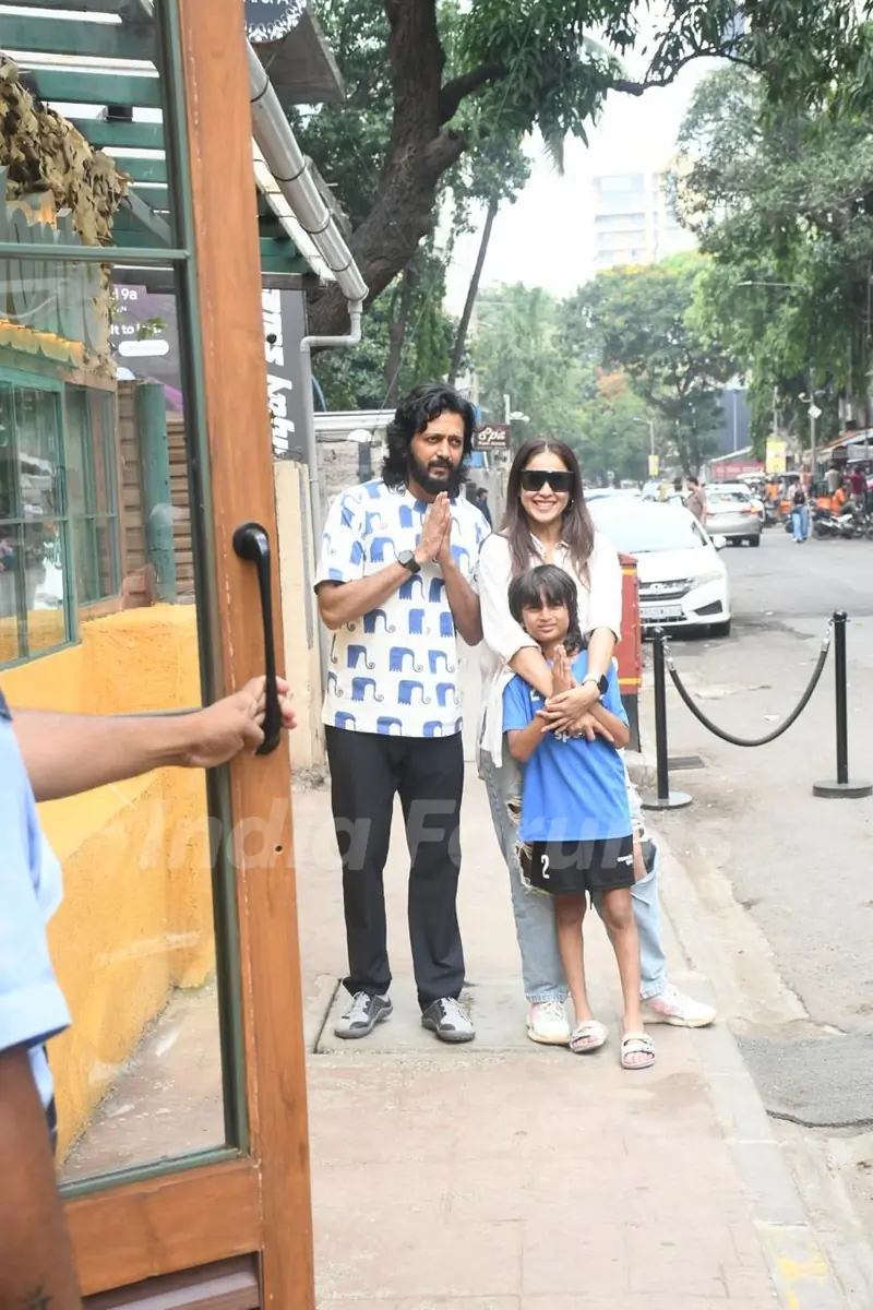 Genelia Deshmukh and Riteish Deshmukh snapped in the city 