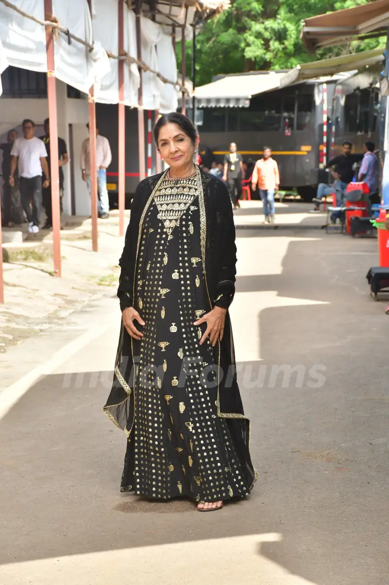 Neena Gupta snapped promoting Metro In Dino on the set of Kapil Sharma show