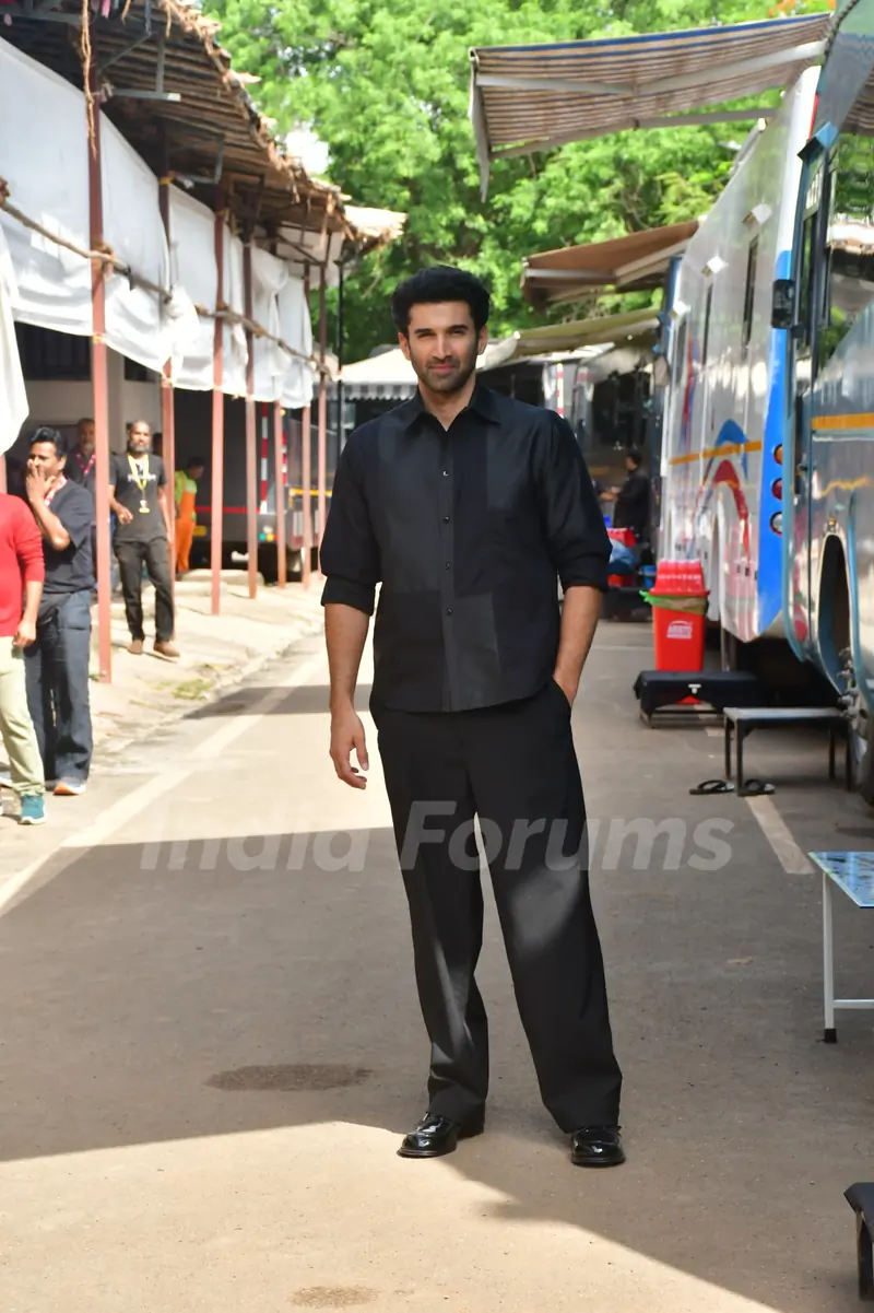 Aditya Roy Kapur snapped promoting Metro In Dino on the set of Kapil Sharma show