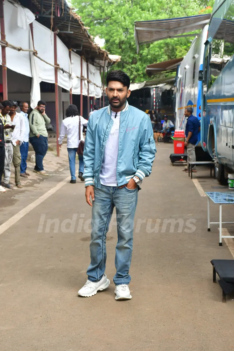 Kapil Sharma snapped on the set on the set 