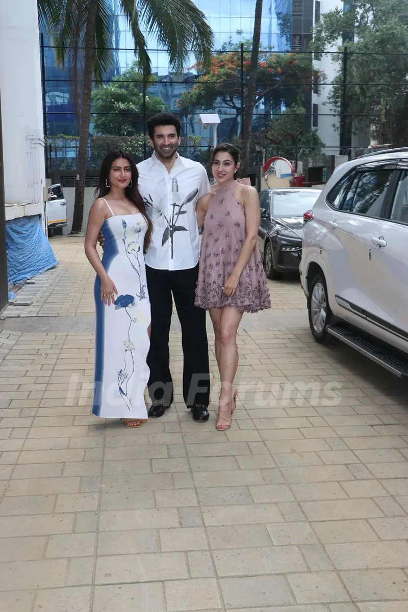 Sara Ali Khan and Fatima Sana Shaikh snapped promoting Metro In...Dino