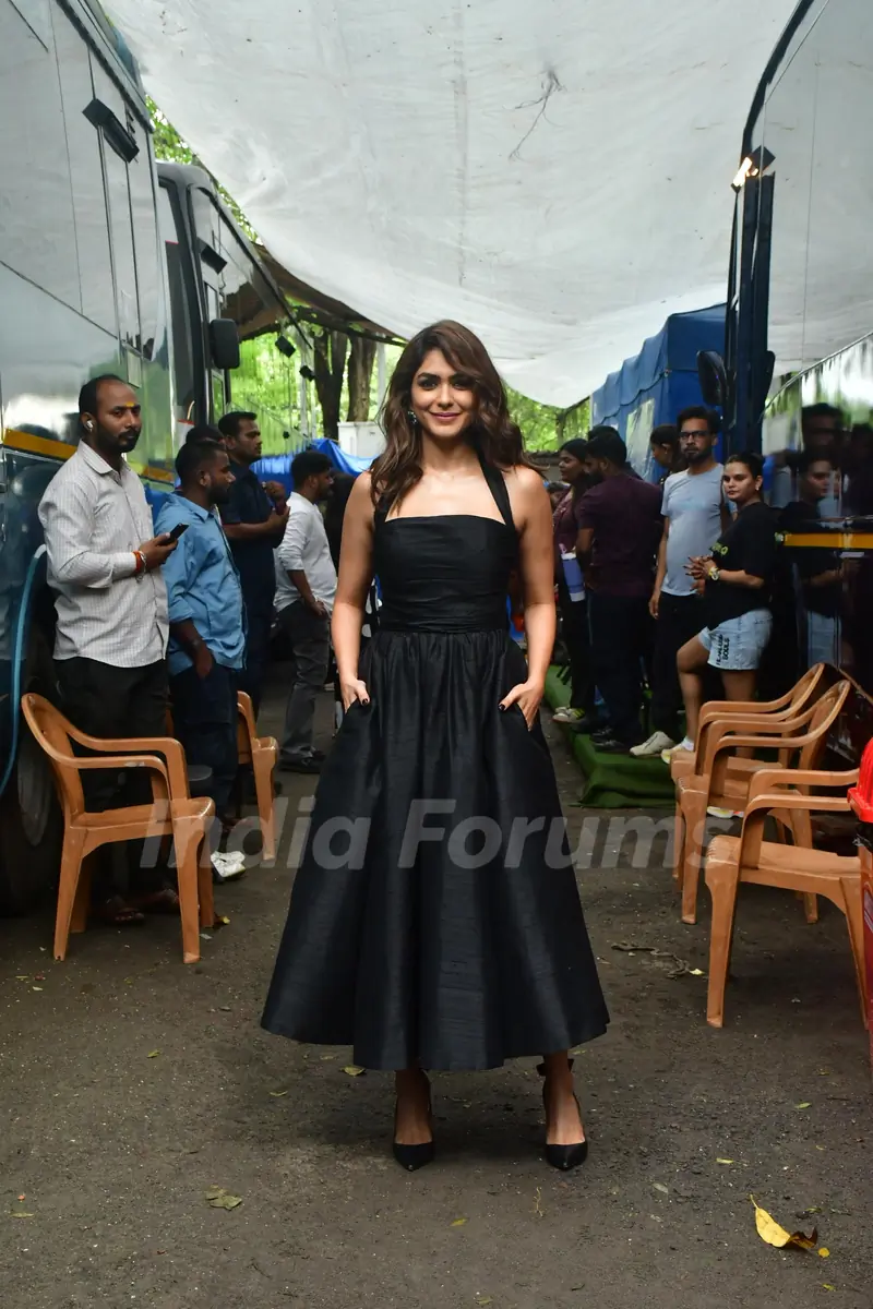 Mrunal Thakur snapped promoting Son of Sardaar on the sets of Kapil sharma show