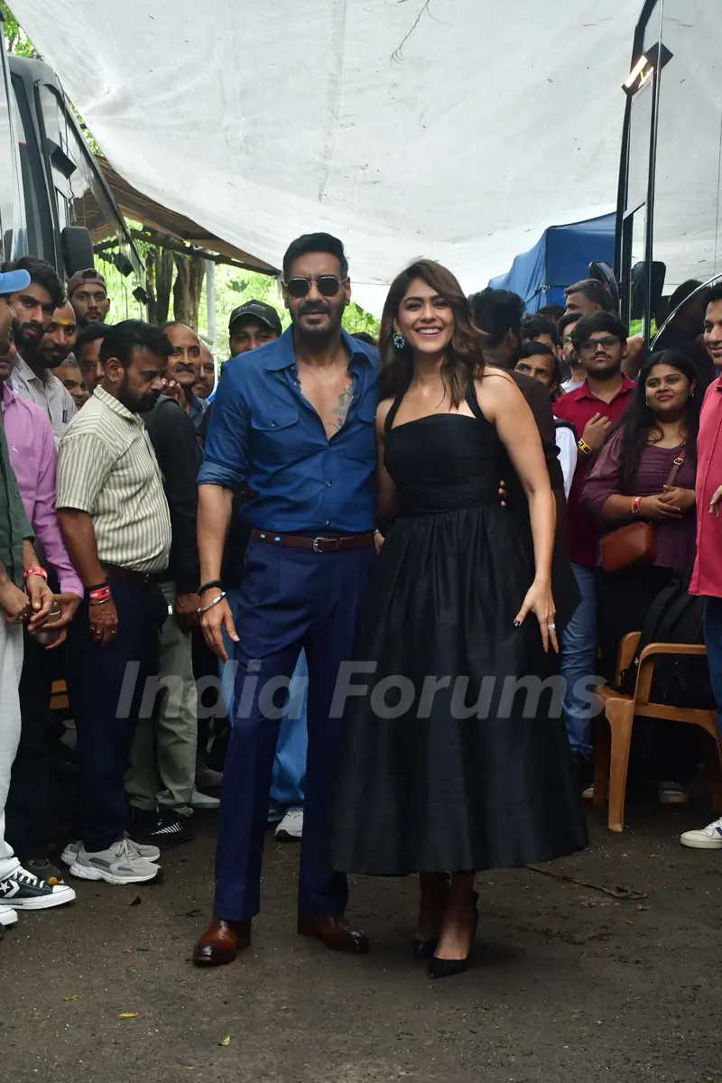Ajay Devgn and Mrunal Thakur snapped promoting Son of Sardaar on the sets of Kapil sharma show