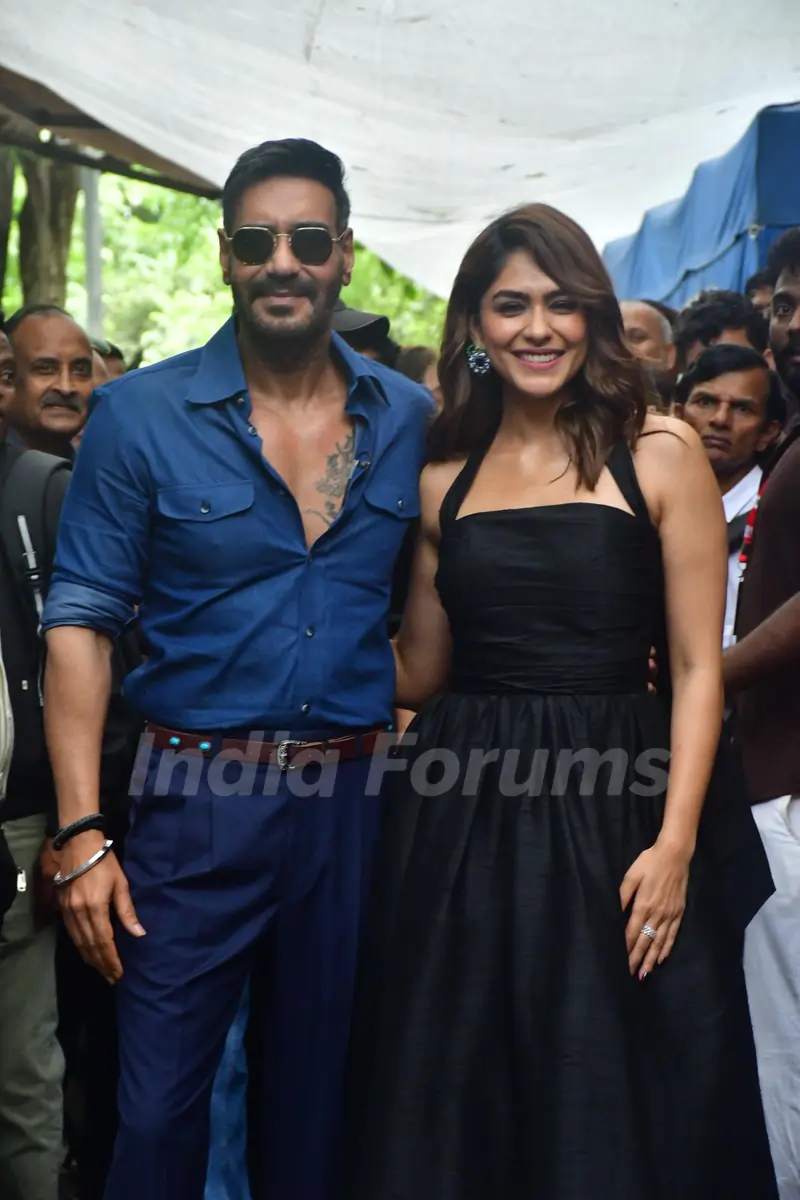Ajay Devgn and Mrunal Thakur snapped promoting Son of Sardaar on the sets of Kapil sharma show