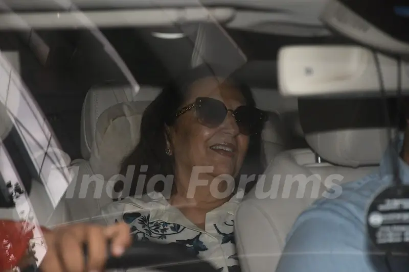 Kiara Advani with father and mother spotted outside clinic in Bandra