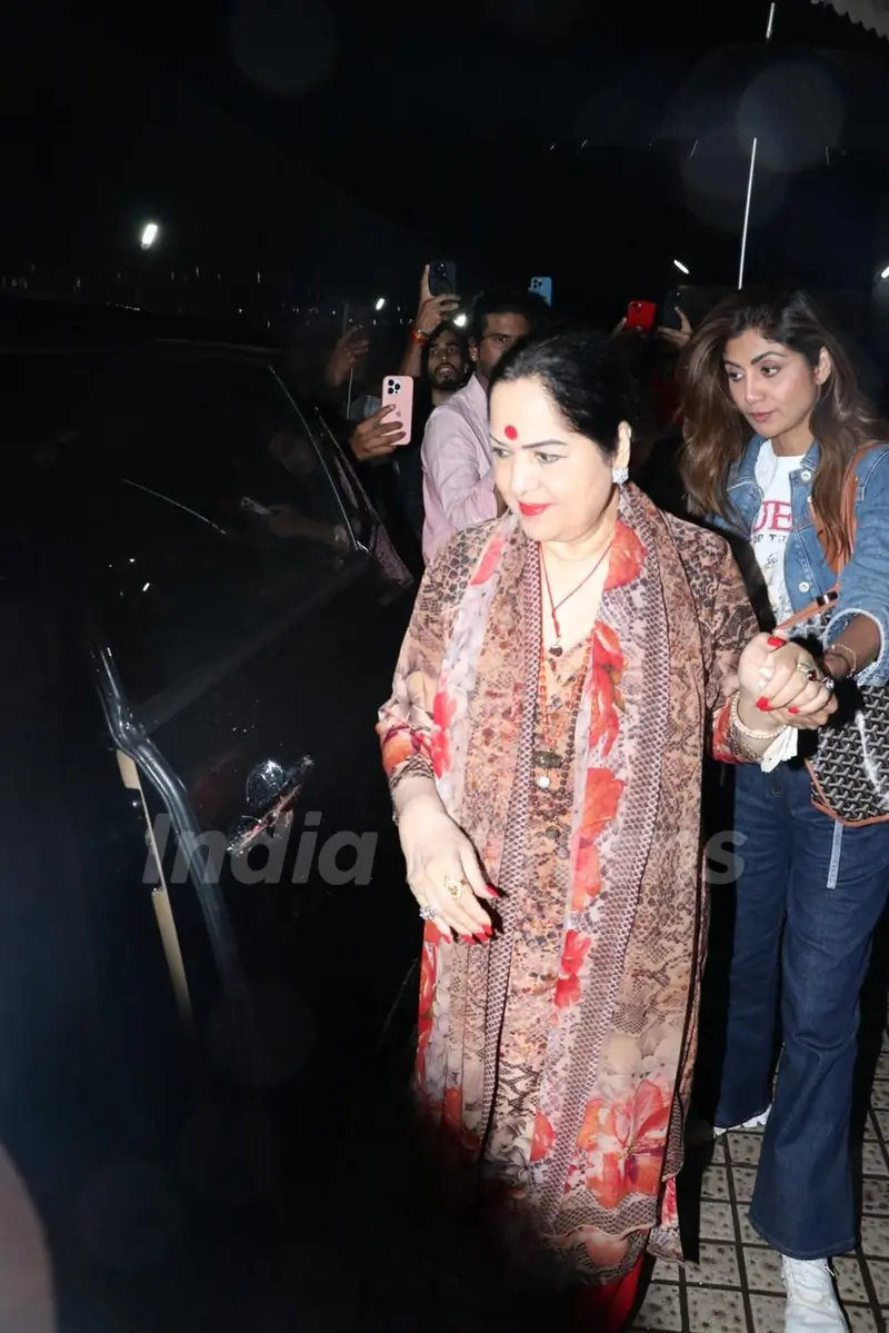 Shilpa Shetty spotted with family at Juhu PVR
