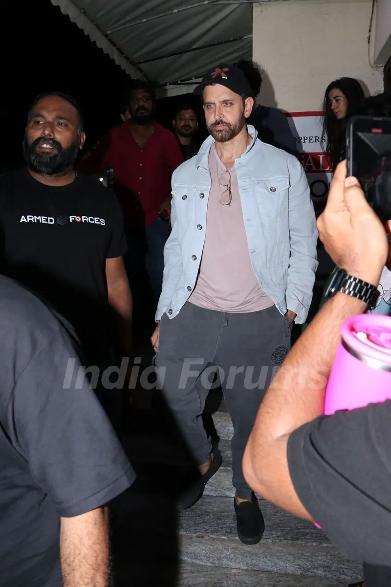 Hrithik Roshan and Saba Azad snapped at at Juhu pvr