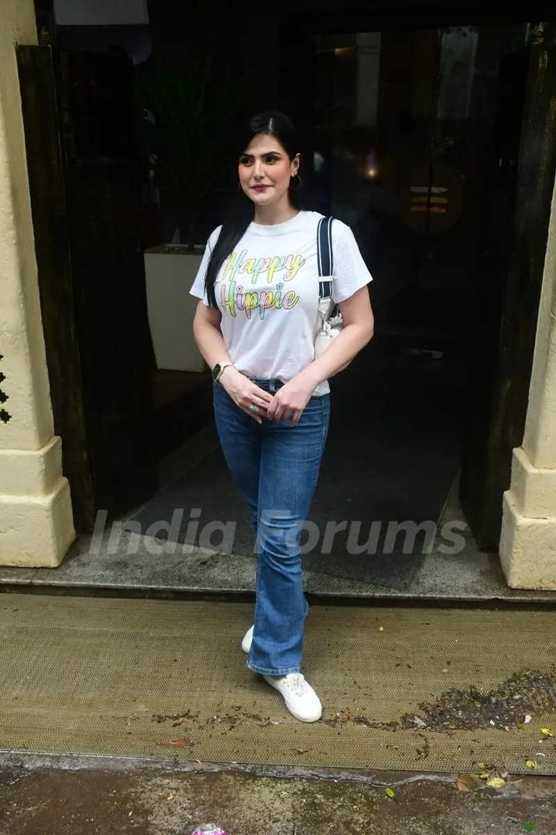 Zareen Khan spotted outside a cafe in Bandra 
