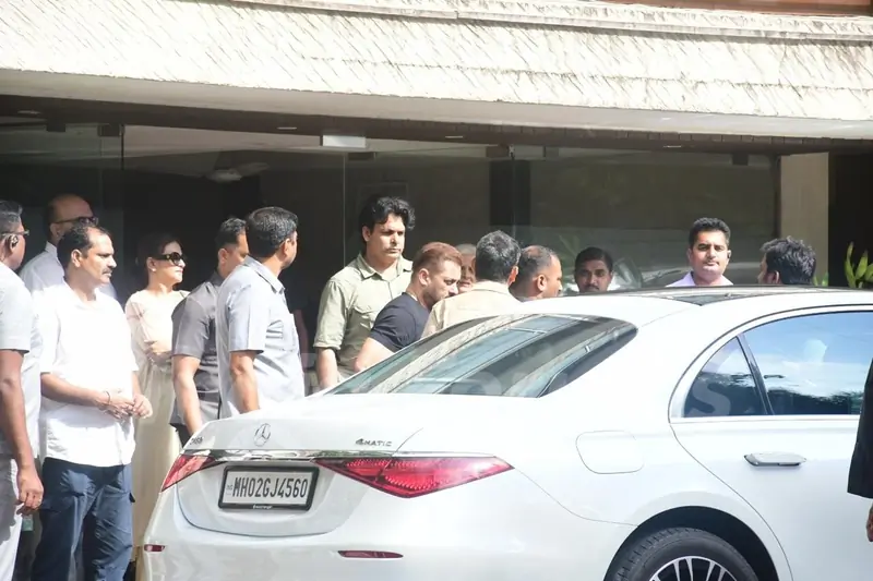 Salman Khan snapped celebrating Rakshabandhan