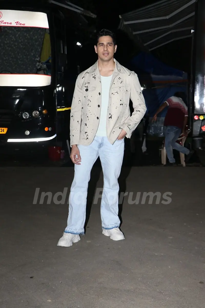 Sidharth Malhotra snapped promoting ‘‘Param Sundari’ on the sets of Super Dancer 5