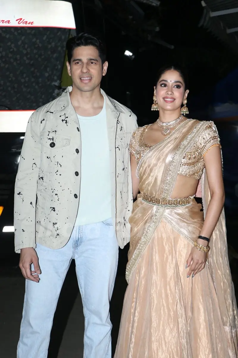 Sidharth Malhotra and Janhvi Kapoor snapped promoting ‘‘Param Sundari’ on the sets of Super Dancer 5