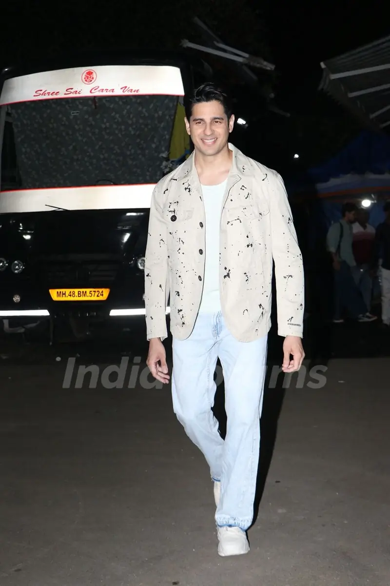 Sidharth Malhotra snapped promoting ‘‘Param Sundari’ on the sets of Super Dancer 5