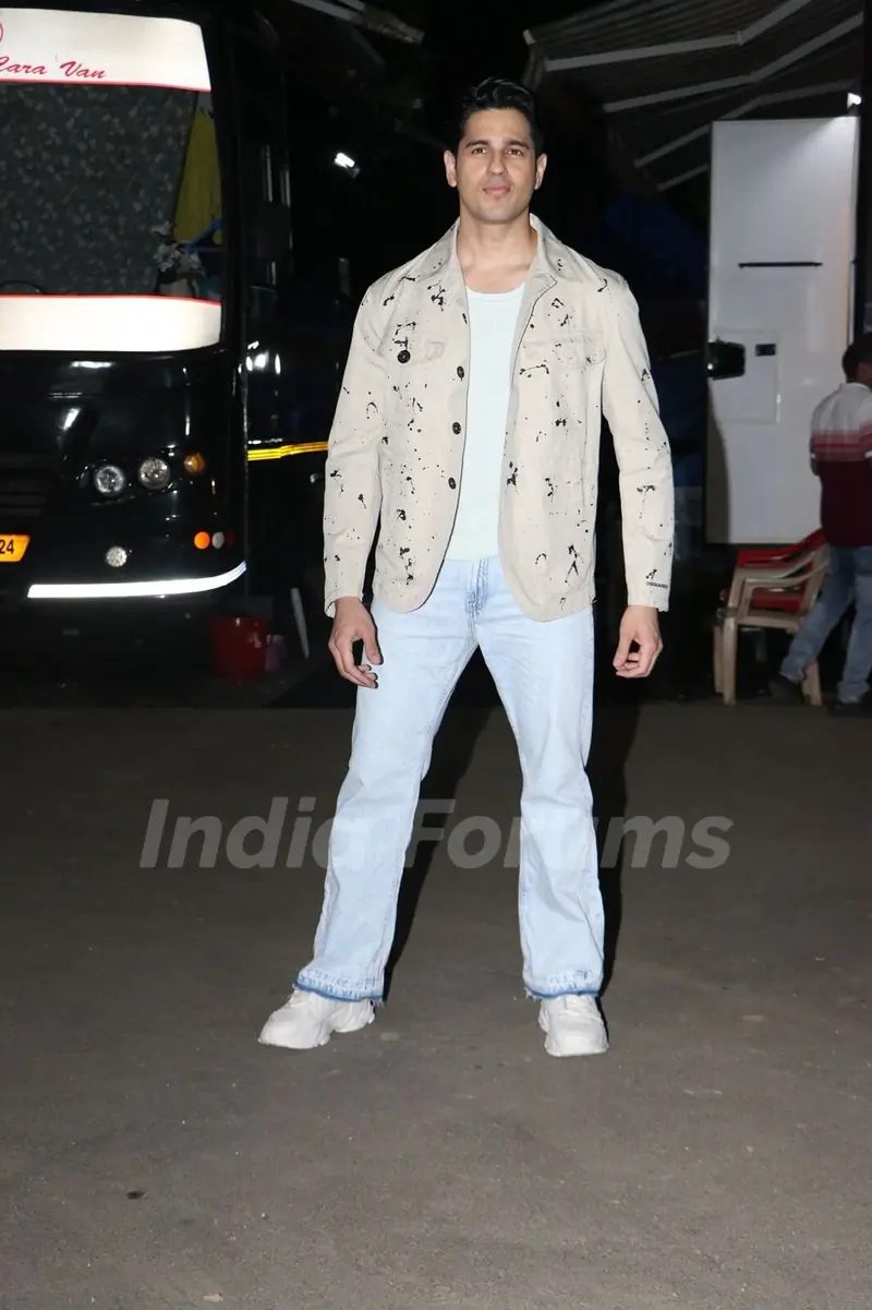 Sidharth Malhotra snapped promoting ‘‘Param Sundari’ on the sets of Super Dancer 5