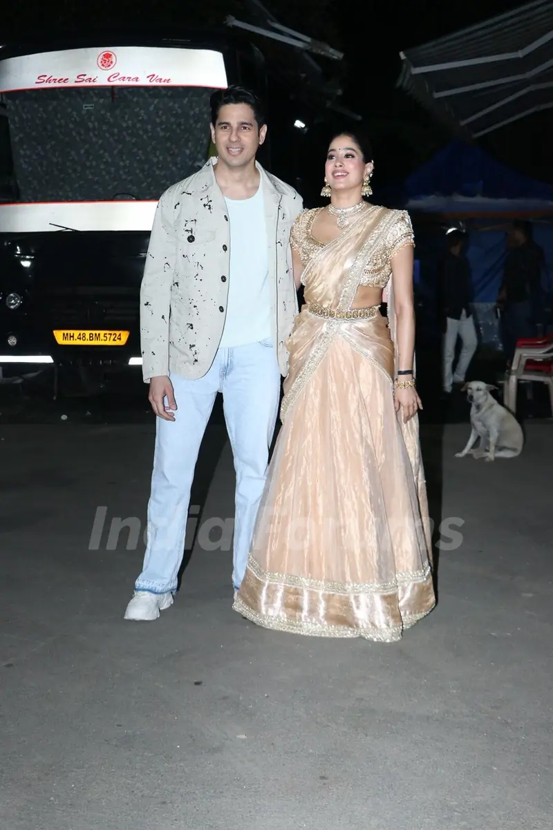 Sidharth Malhotra and Janhvi Kapoor snapped promoting ‘‘Param Sundari’ on the sets of Super Dancer 5