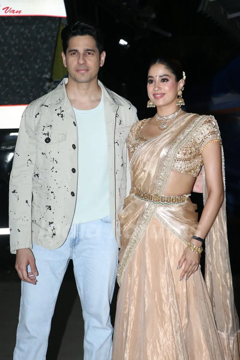 Sidharth Malhotra and Janhvi Kapoor snapped promoting ‘‘Param Sundari’ on the sets of Super Dancer 5