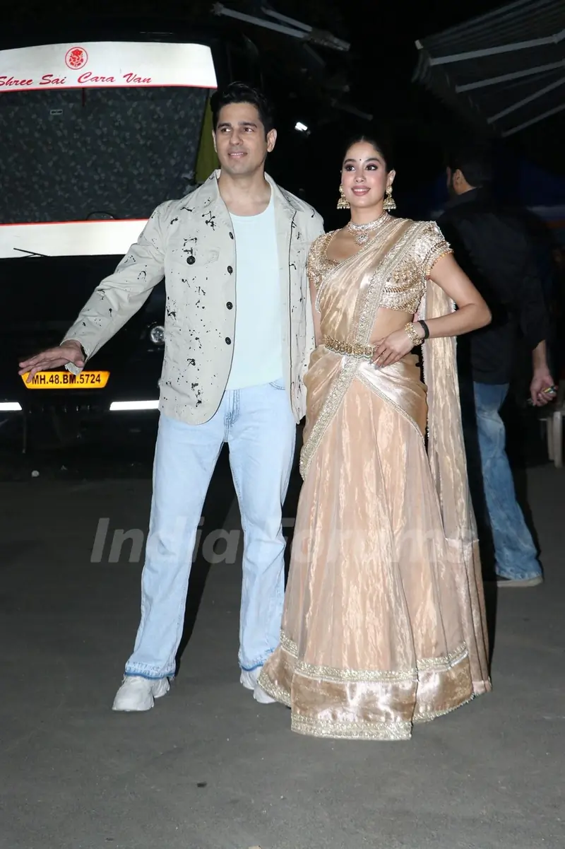 Sidharth Malhotra and Janhvi Kapoor snapped promoting ‘‘Param Sundari’ on the sets of Super Dancer 5
