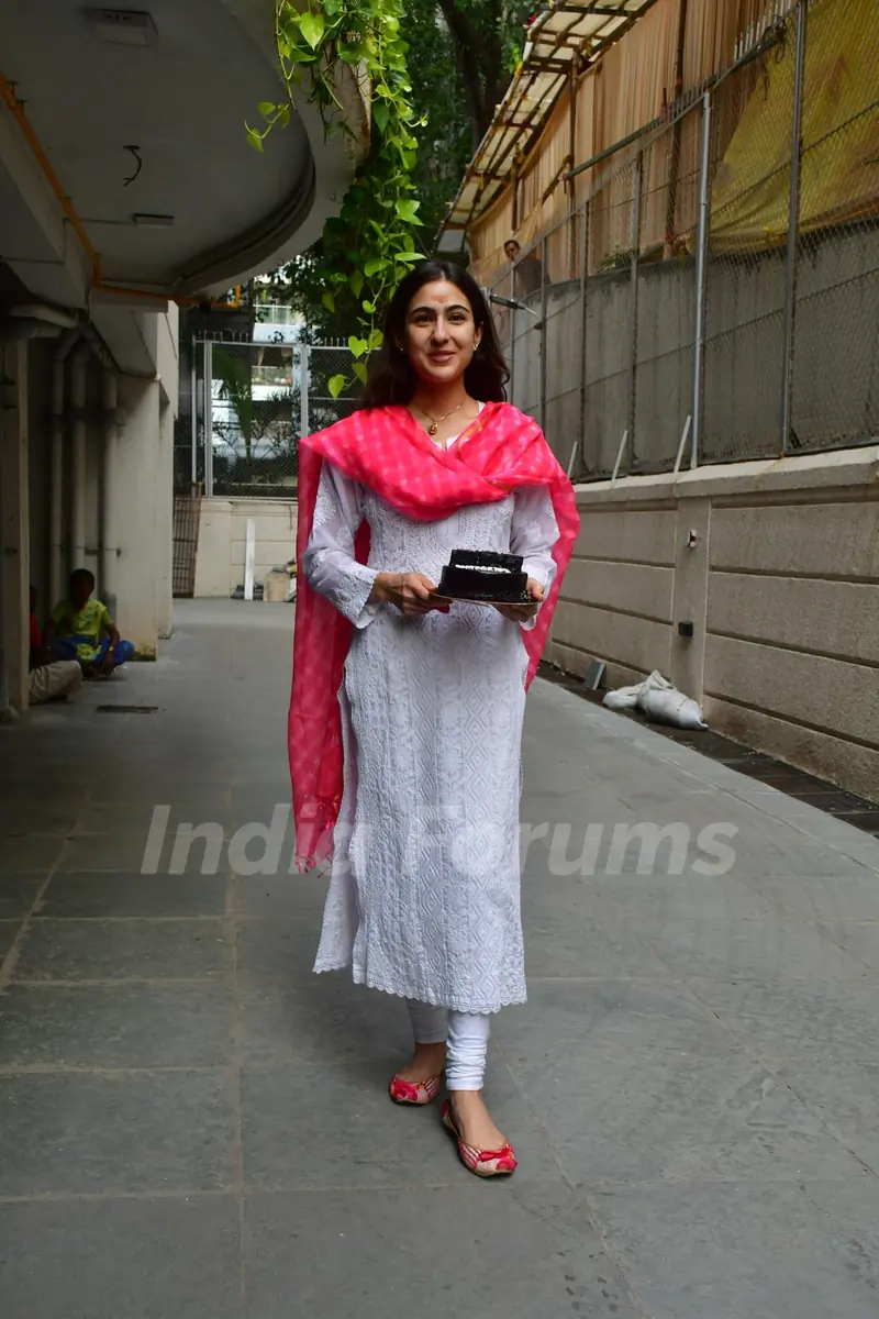 Sara Ali Khan snapped cutting her birthday cake