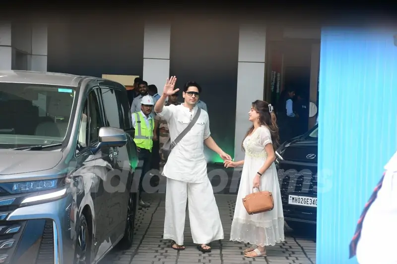 Sidharth Malhotra and Janhvi Kapoor return from Tirupati after Param Sundari promotions