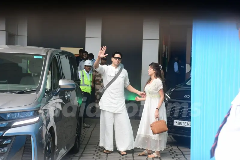 Sidharth Malhotra and Janhvi Kapoor return from Tirupati after Param Sundari promotions